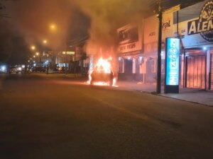 Pedro Juan Caballero: camioneta se incendió en la línea internacional y su conductor huyó