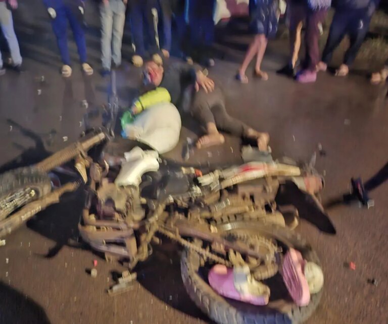 Pedro Juan Caballero: dos hermanos hospitalizados con fracturas tras choque entre moto y camioneta
