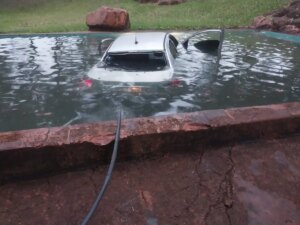 Persecución policial termina con auto en piscina y una mujer muerta en Pedro Juan Caballero