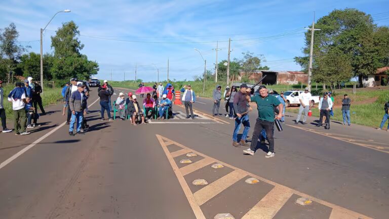 Productores frutihortícolas cerraron parcialmente la ruta PY13 para exigir asistencia del MAG