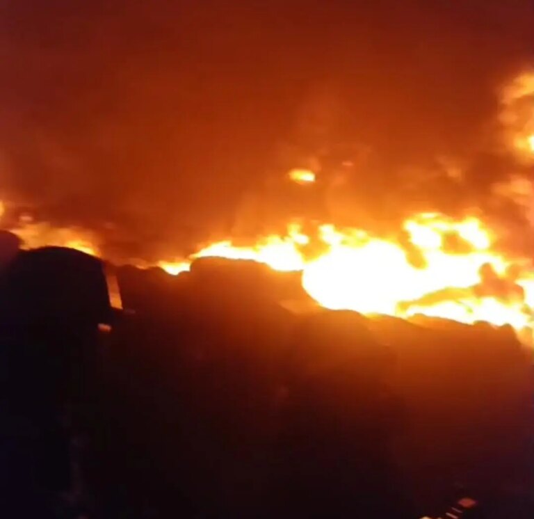 Provocan el incendio de un gran lote de neumáticos en Pedro Juan Caballero