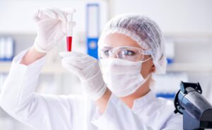 Proyecto que regula profesión del ingeniero químico genera tensión con farmacéuticos: este es el conflicto