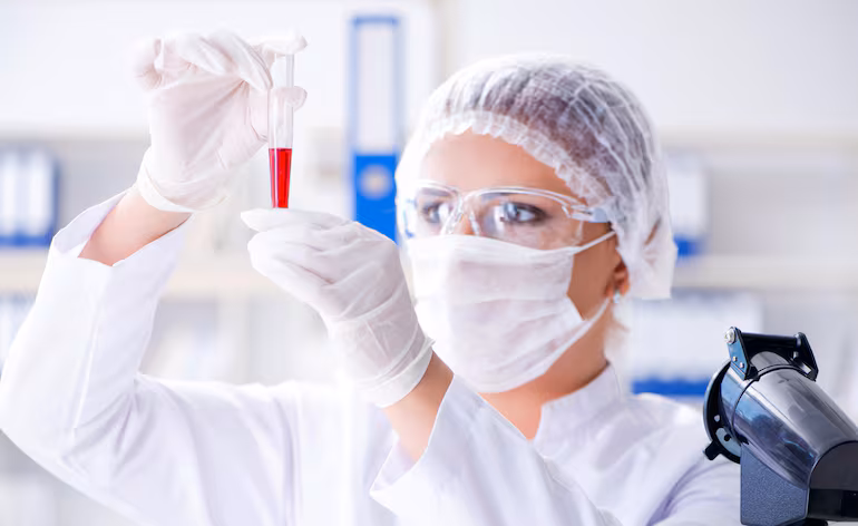 Proyecto que regula profesión del ingeniero químico genera tensión con farmacéuticos: este es el conflicto