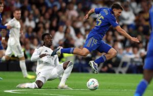 Real Madrid – Oviedo en directo | La seguridad del Bernabéu retira un cartel que decía «Florentino, dimite» ||