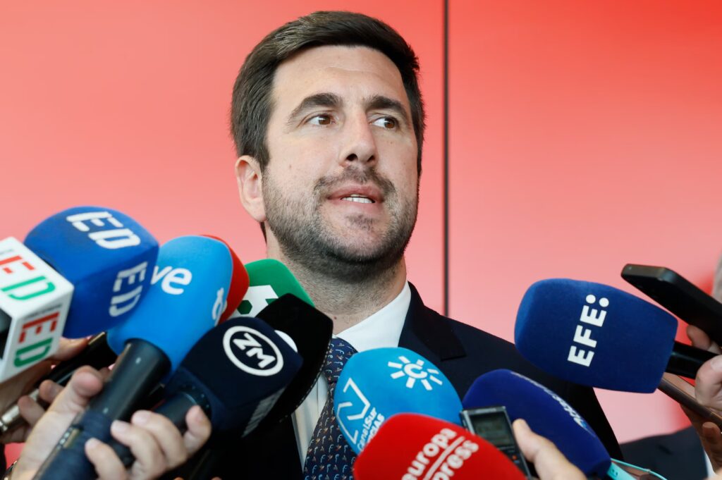 Santander y BBVA rechazan el visto bueno de Riquelme para representar al Real Madrid en las elecciones contra Florentino Pérez.