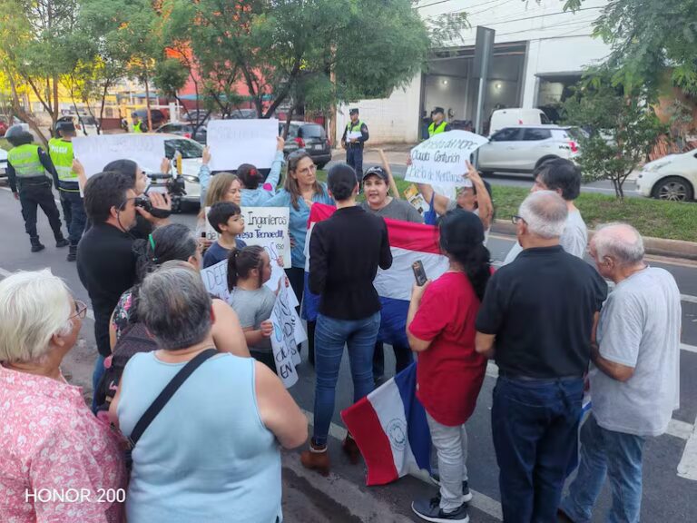 Vecinos protestan contra obra del MOPC que inunda cinco barrios sobre Mariscal López