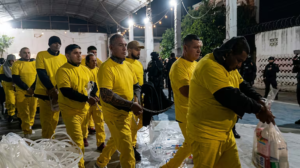 Video: casi 500 presos fueron llevados de Tacumbú al penal de máxima seguridad de Emboscada