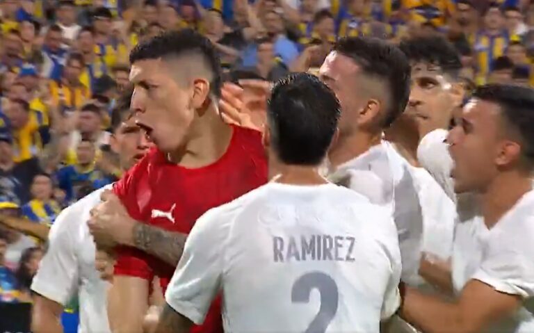 ¡Morínigo le atajó un penal y el rebote a Di María!
