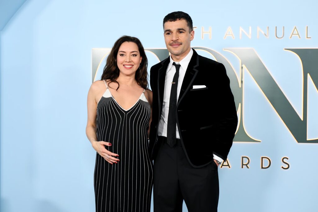 Aubrey Plaza parece estar embarazada de su novio a un año y cuatro meses de la muerte de su marido: el juicio público se mantiene constante