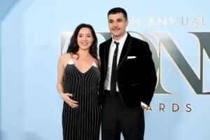 Aubrey Plaza parece estar embarazada de su novio a un año y cuatro meses de la muerte de su marido: el juicio público se mantiene constante