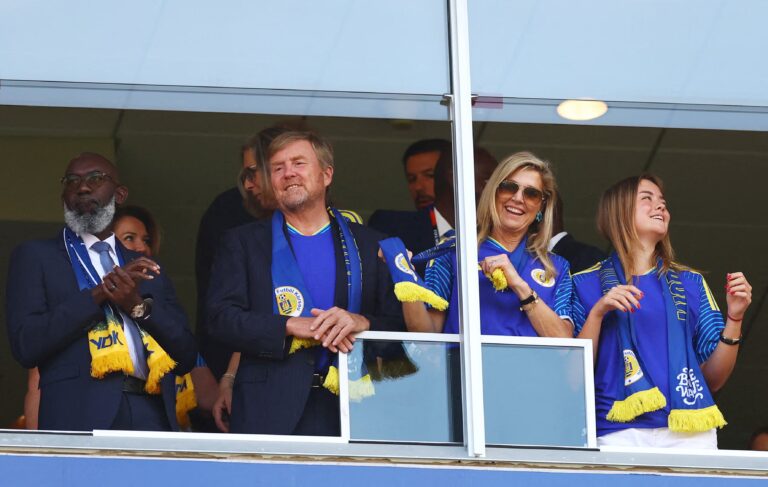 Dos partidos en un día: Guillermo y Máxima celebran de naranja con Holanda y de azul con Curazao