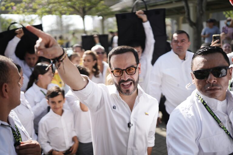 «Drogadictos», «terroristas», «narcoterroristas»: el tono de Abelardo de la Espriella aumenta el temor a la violencia política