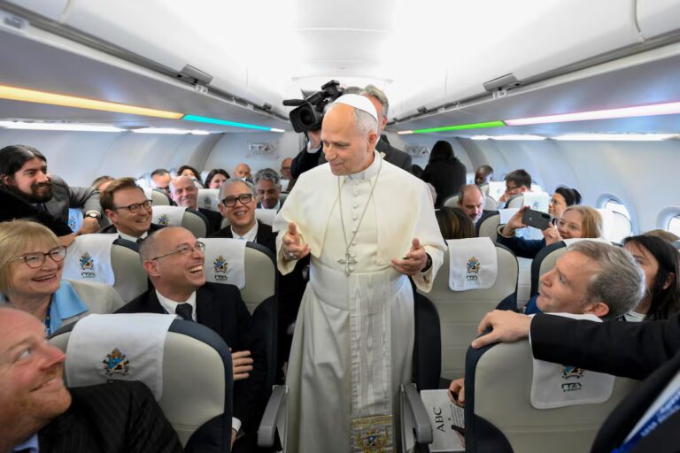 El Papa dice cuando llega a España que la pedofilia es «una herida abierta» y seguirá combatiéndola