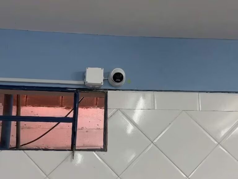 Escándalo en un colegio privado: investigan cámaras instaladas en el sanitario de alumnos
