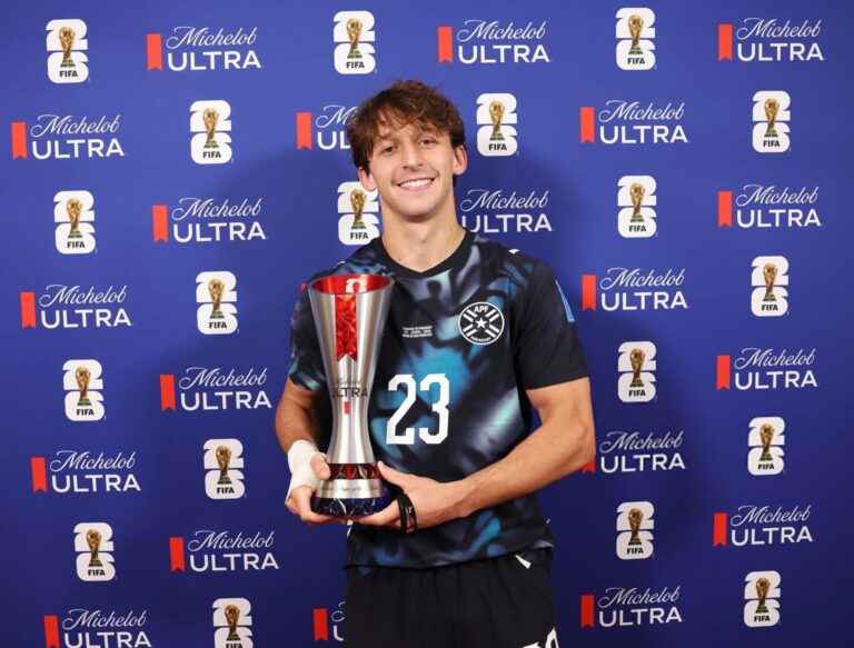 (GALERÍA) ¡Mirá quién le entregó la copa de figura a Maxi Galarza!