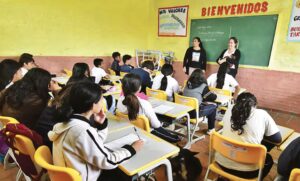 Paraguay mejora escolaridad, con ventaja femenina y fuerte brecha urbano-rural