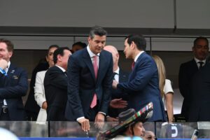 Peña sigue el debut de Paraguay junto al presidente de la FIFA en el SoFi Stadium