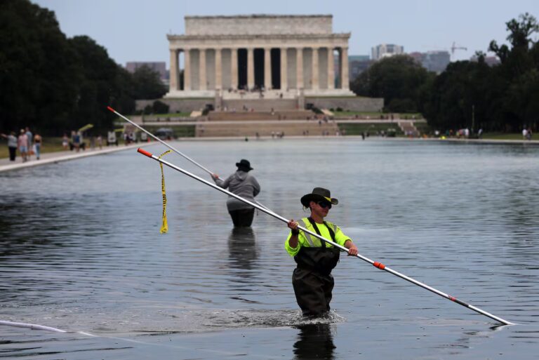 «Spoilers» y la amenaza de 10 años de prisión: Trump denuncia el fracaso de la piscina del Lincoln Memorial