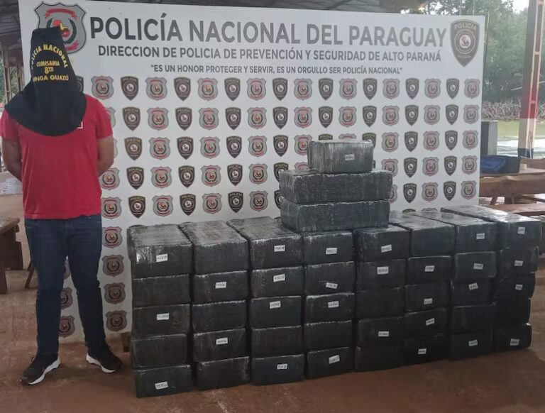 Tras persecución, incautan camioneta cargada con 852 kilos de marihuana en Minga Guazú