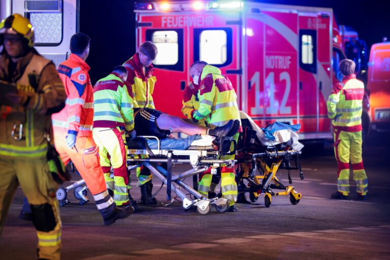 Al menos una persona murió y quince resultaron heridas en Berlín cuando un coche atropelló a una multitud durante un evento del Día del Orgullo LGBTI+.