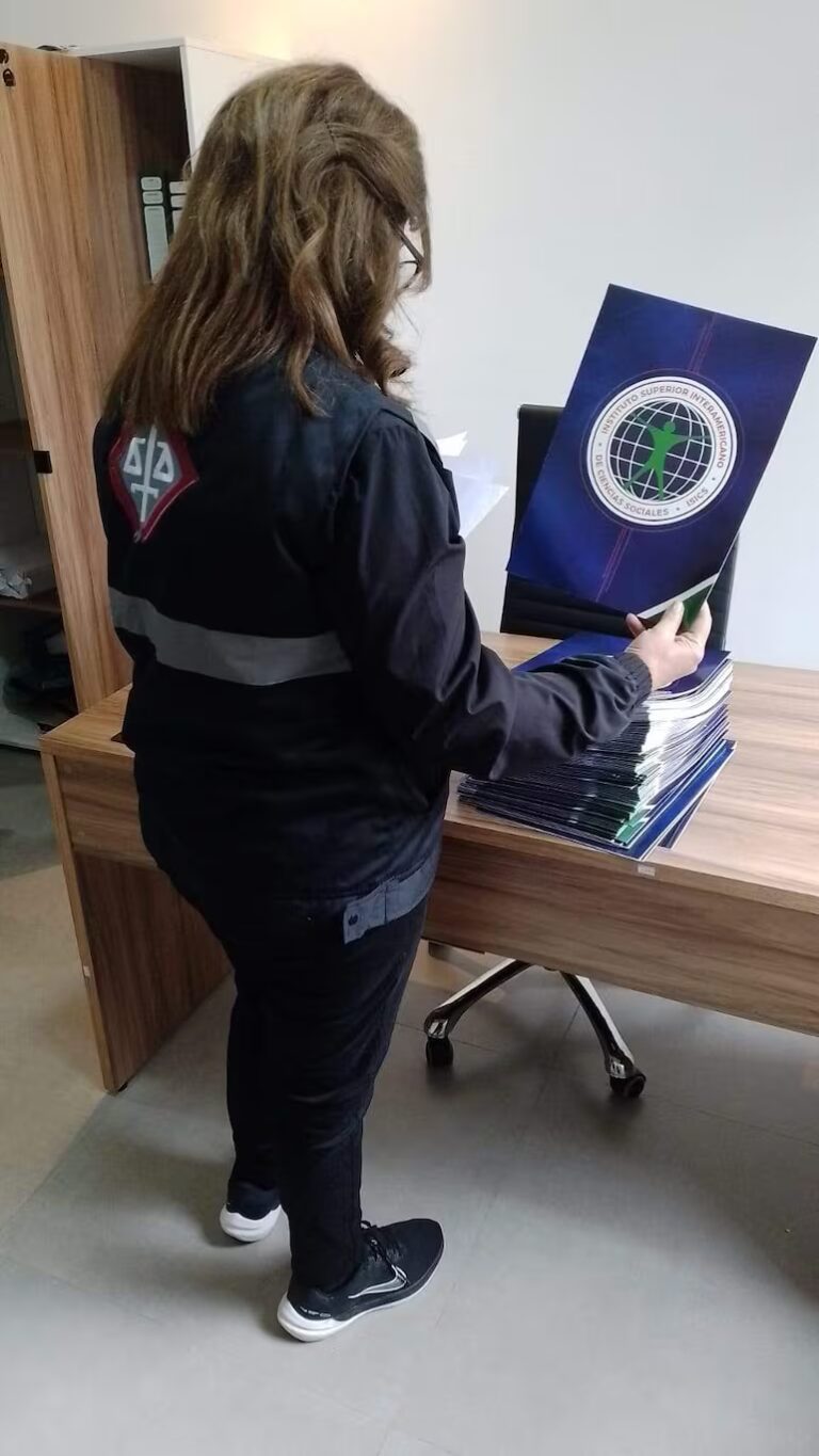 Allanan instituto denunciado por títulos falsos por presunta violación de la ley de marcas