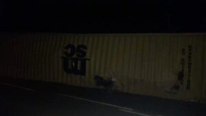 Desprendimiento de contenedor de un camión deja daños materiales en Cerro Corá