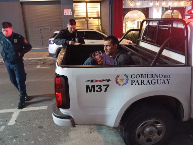 Detienen en flagrancia a hombre con nueve antecedentes penales frente a comercio en Asunción