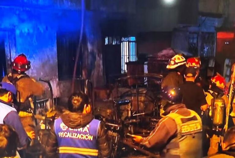 Diez miembros de una familia han muerto en un incendio en Lima vinculado a un golpe de Estado que pone a prueba la actuación de Fujimori.