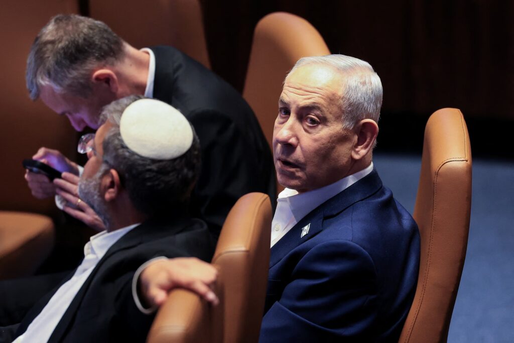 El parlamento de Israel dejó de acudir a las urnas tras acordar medidas para controlar a los medios de comunicación y a la Fiscalía.