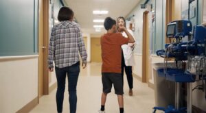 El tratamiento de Connor: el adolescente camina sin ayuda por primera vez gracias al instinto de ‘curita’.