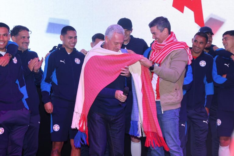 Emotivo recibimiento a los guerreros albirrojos