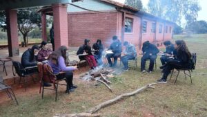 En la intemperie, junto al fuego y lejos de una educación de calidad