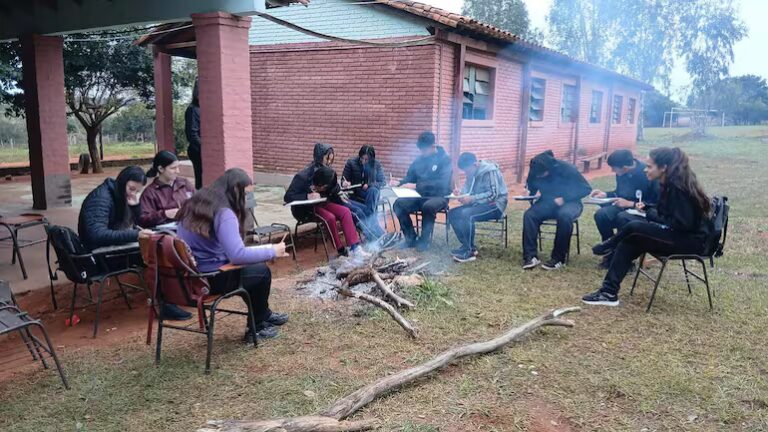 En la intemperie, junto al fuego y lejos de una educación de calidad