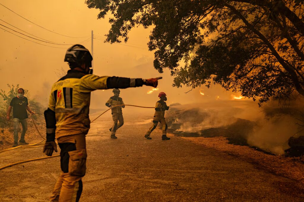 Los incendios en Madrid, Ávila y Toledo obligan a evacuar o quedar atrapadas a 90.000 personas | España