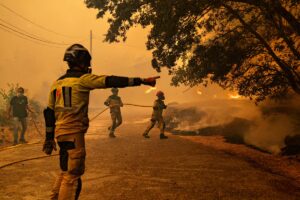 Los incendios en Madrid, Ávila y Toledo obligan a evacuar o quedar atrapadas a 90.000 personas | España