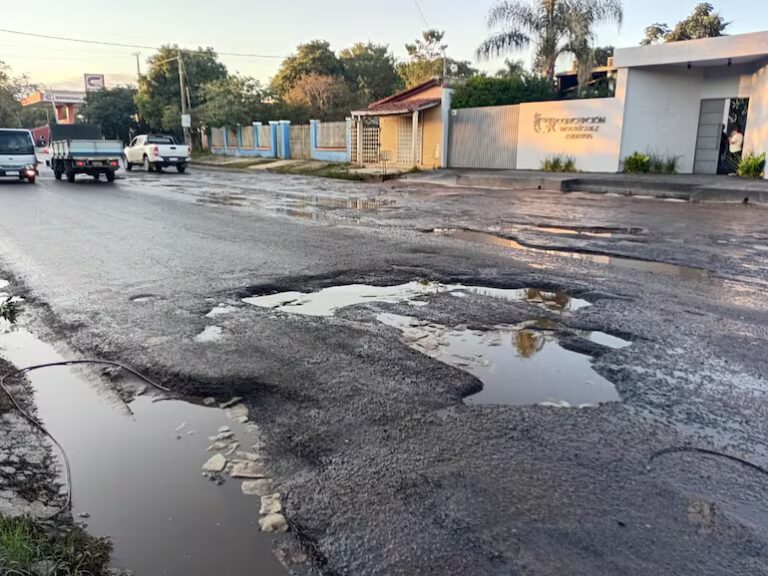 Luque: Avenida Brítez Borges, intransitable por baches y agua servida