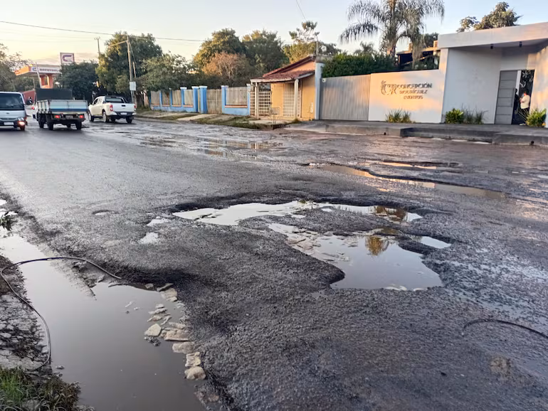 Luque: Avenida Brítez Borges, intransitable por baches y agua servida