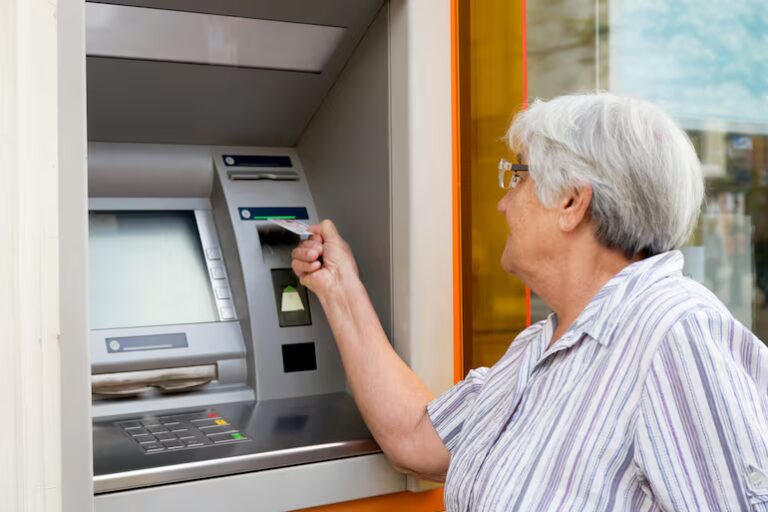 MEF arrancó pagos de julio desembolsando a veteranos y adultos mayores