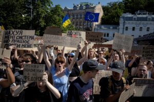 Miles de personas protestan en varias ciudades de Ucrania contra la destitución del ministro de Defensa