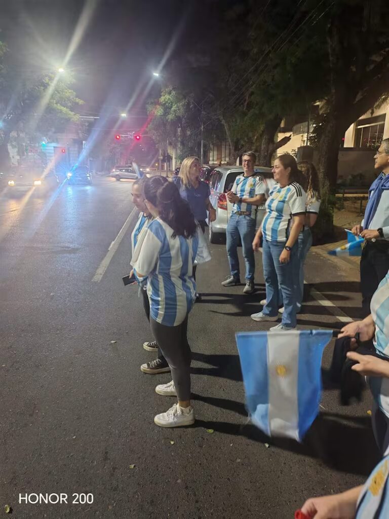 Mirá cómo los hinchas de Argentina celebran en Asunción tras ganar a Inglaterra