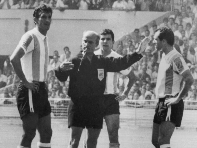 Muere Rattín, el jugador que inspiró las tarjetas rojas y amarillas en el Mundial 66 | Copa del Mundo 2026