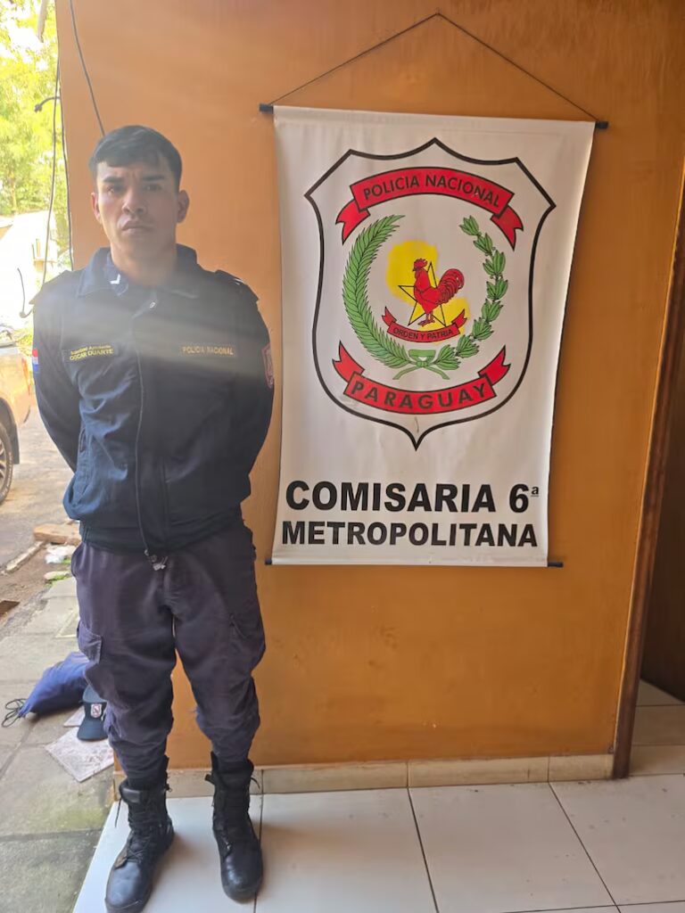 Policía acusado de abandono de funciones ahora cae por presunto hurto de una computadora