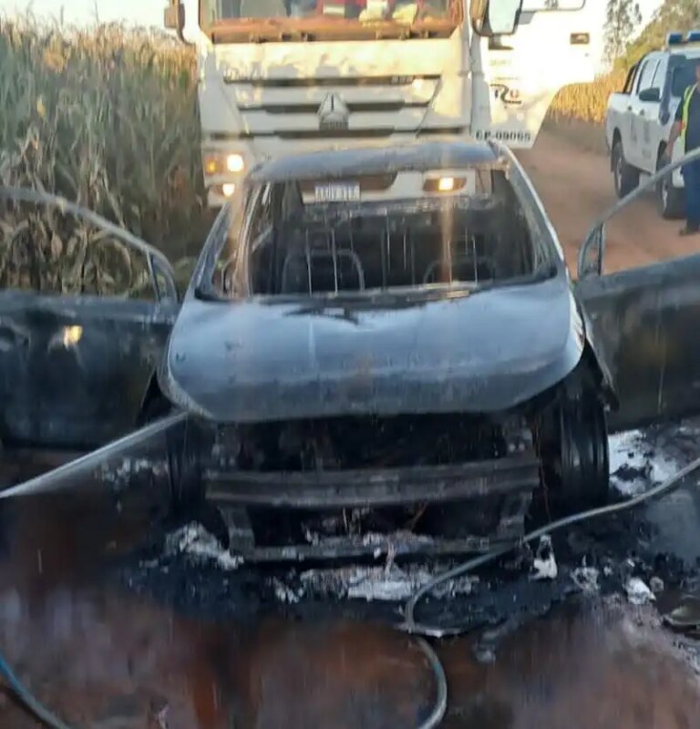 Queman en Zanja Pytã un auto presuntamente utilizado en un asesinato en Ponta Porã