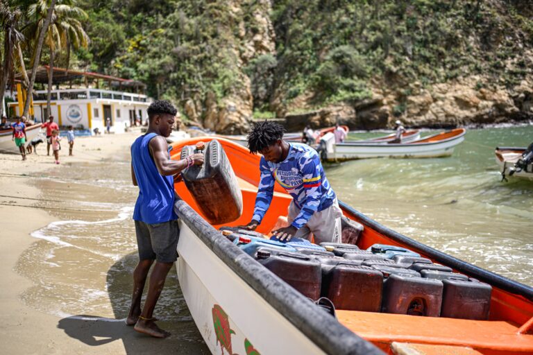 Terremoto más allá de La Guaira: los pueblos costeros de Venezuela se aferran al mar