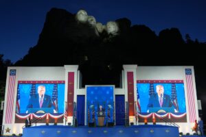 Trump conmemora el 250 aniversario de Estados Unidos en el Monte Rushmore, donde quiere verse la cara