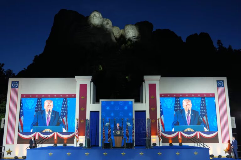 Trump conmemora el 250 aniversario de Estados Unidos en el Monte Rushmore, donde quiere verse la cara