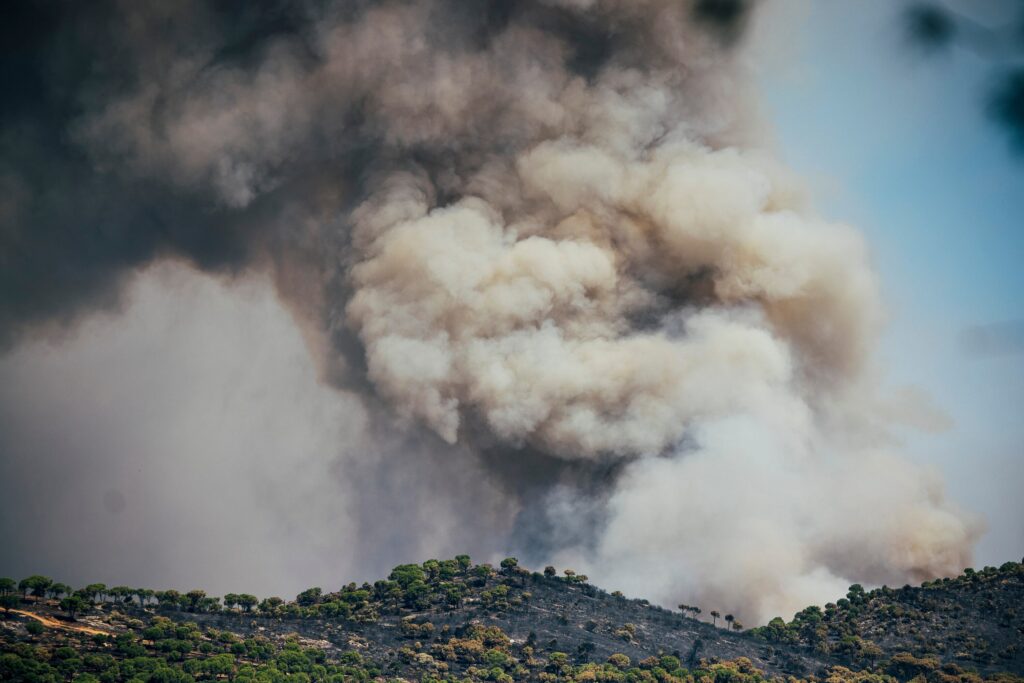 Últimas noticias sobre incendios forestales en España, en directo | Los bomberos trabajan a contrarreloj en el incendio de Madrid antes de que alcance otro nivel de calor
