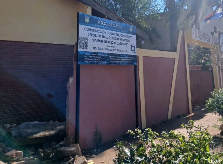 Un automóvil choca y derriba la muralla de un colegio en Pedro Juan Caballero