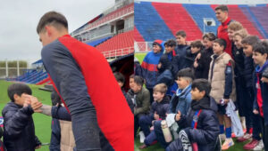 (VIDEO) ¡Mirá el recibimiento purete que tuvo Orlando Gill ashá por los peques de su club!