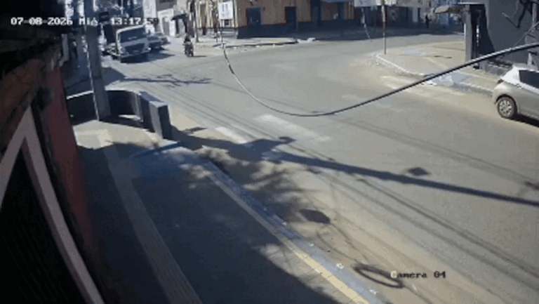 Video: dos menores resultan heridos tras chocar en moto contra un camión en Luque